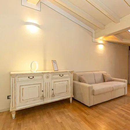 Historic Charm With Exposed Beams Ac In アパート ベルガモ